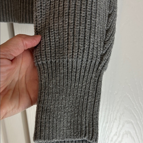 Abercrombie & Fitch Wedge Crew Gray Sweater Size Small - Picture 5 of 9